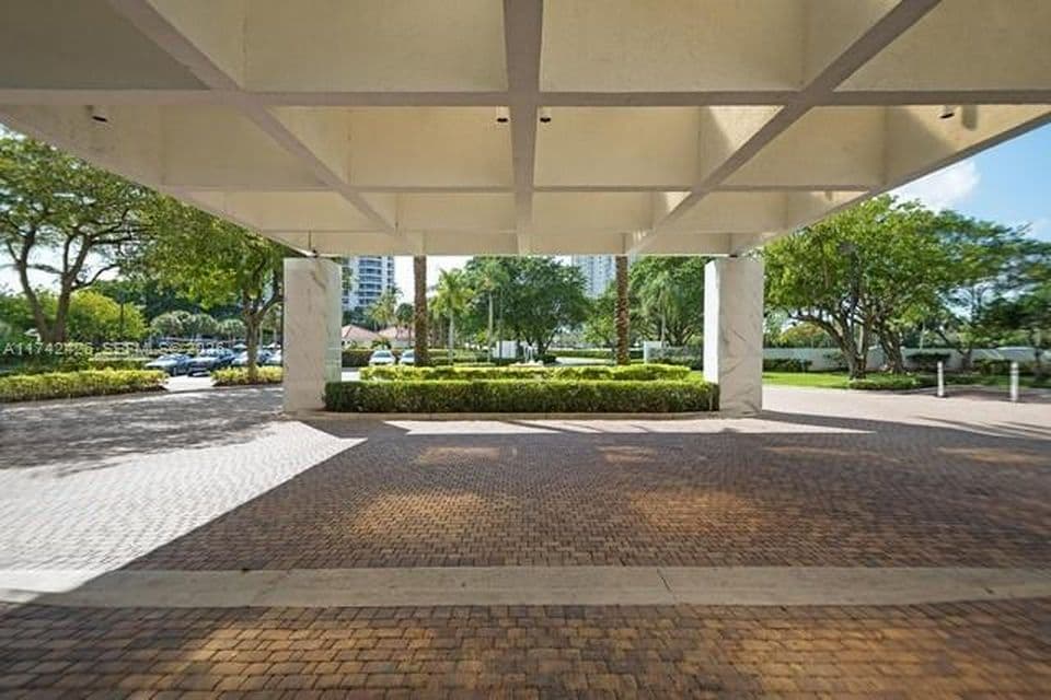 2+1 Condo — 3300 NE 192nd St APT 111