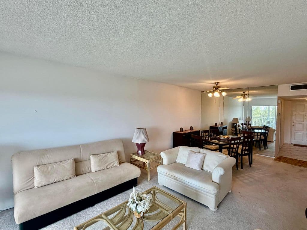 1-bedroom Condo — 3150 N Palm Aire Drive #804