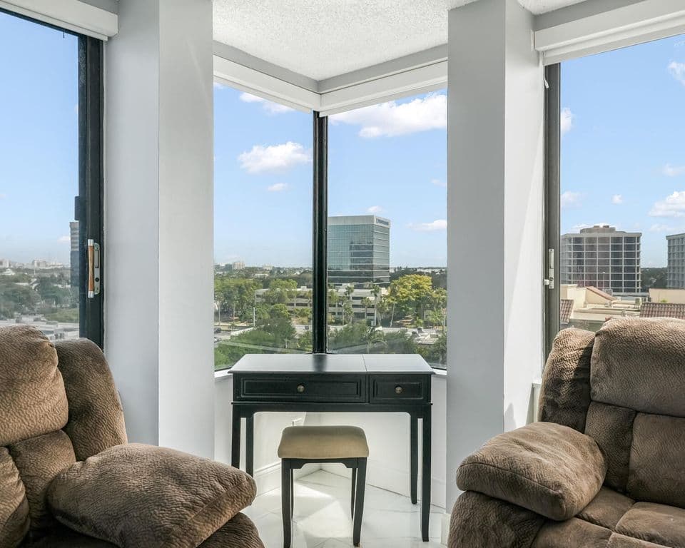 2-bedroom Condo — 1500 Presidential Way #806