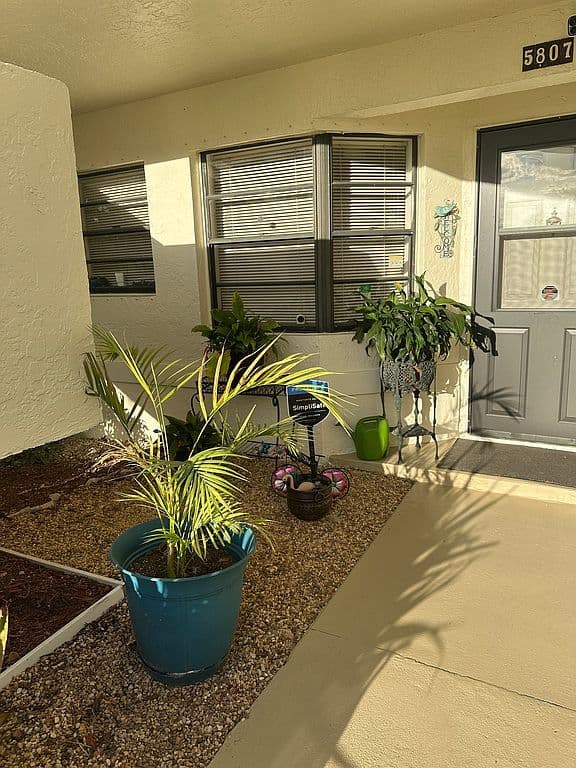 2+1 Condo — 5807 Parkwalk Dr
