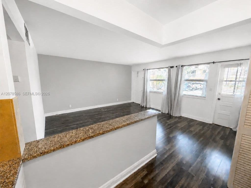 2-bedroom Condo — 4050 NE 12th Ter APT 11-1