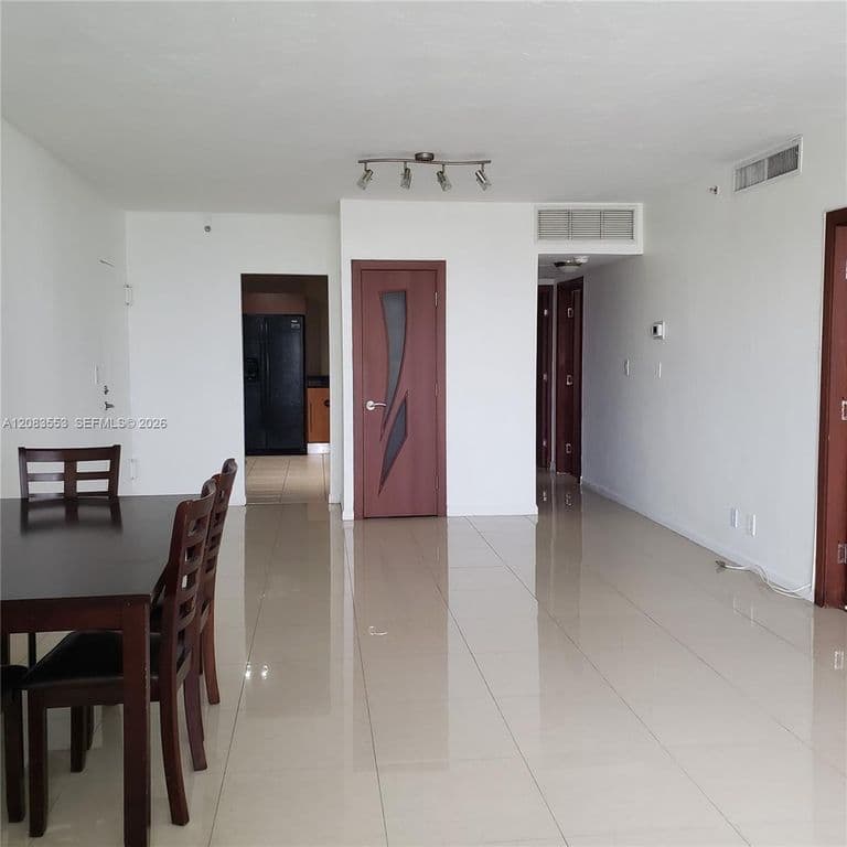 2+1 Condo — 3001 S Ocean Dr APT 527