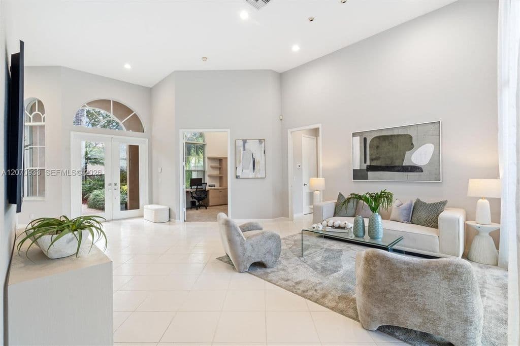 4-bedroom Single-Family Home — 2733 Meadowood Dr