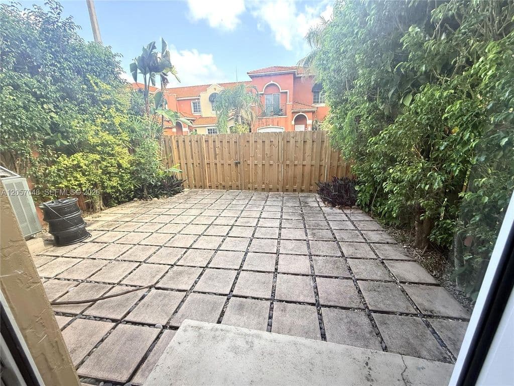 4+1 Mülk — 13402 SW 153rd St APT 1904