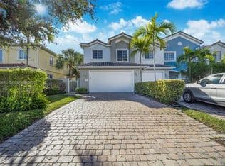 3-bedroom Townhouse — 2656 NE 30th Pl, Fort Lauderdale, 33306