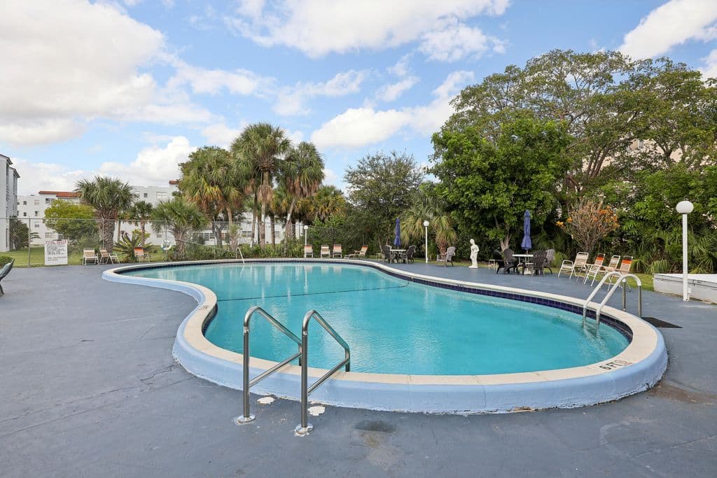 1+1 Condo — 2860 Somerset Drive #412k