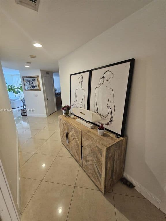 2+1 Condo — 1060 Brickell Ave APT 1917