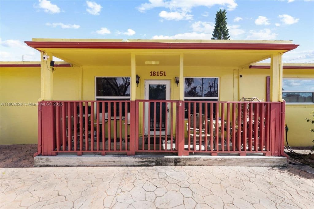 4+1 Müstakil ev — 18151 NE 9th Ct