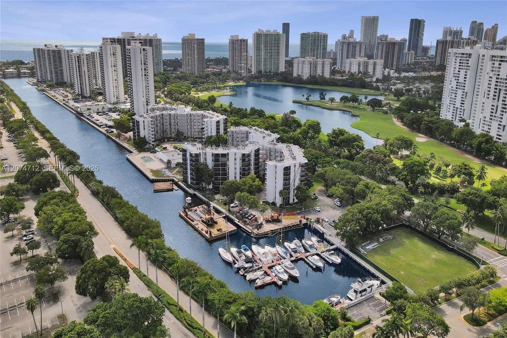 1+1 Condo — 3401 N Country Club Dr #Ei403