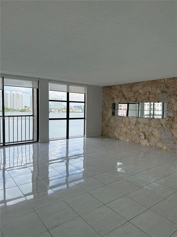 2+1 Condo — 17500 N Bay Rd #S907