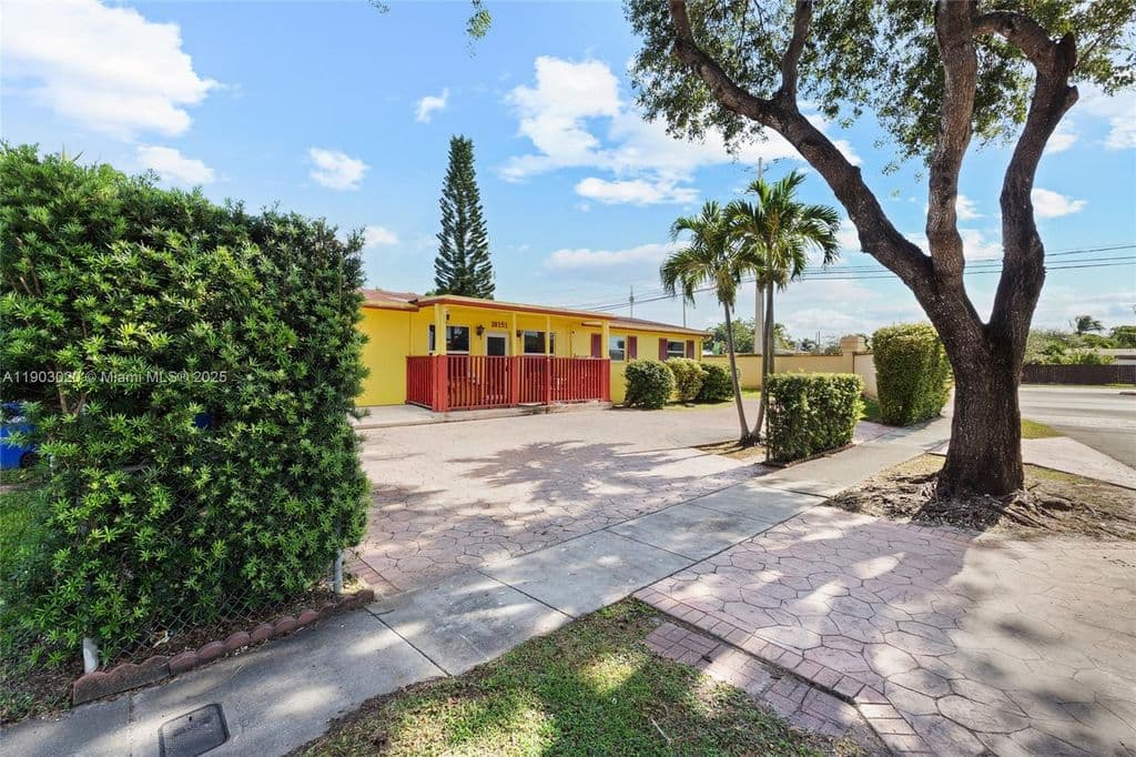 4+1 Müstakil ev — 18151 NE 9th Ct