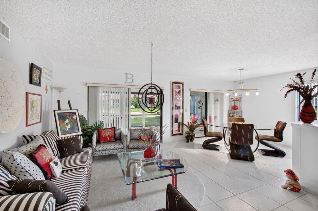 3-bedroom Condo — 10247 N Circle Lake Drive #102