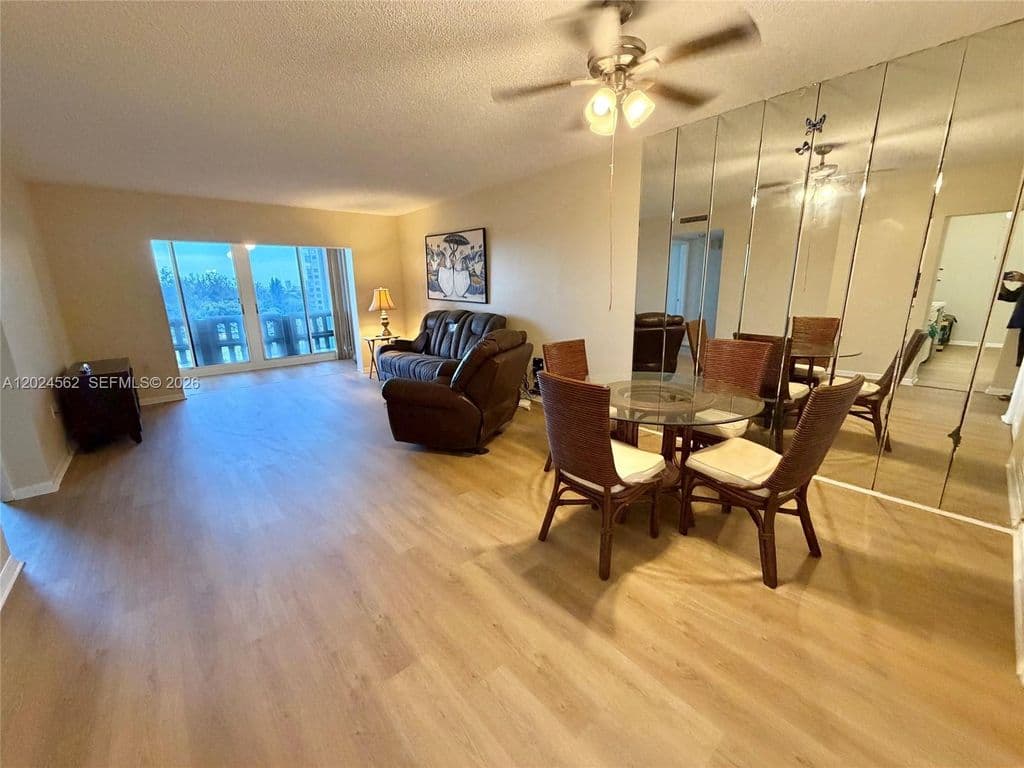 1+1 Condo — 4001 Hillcrest Dr APT 609
