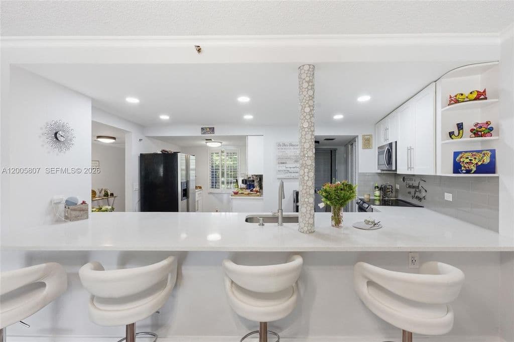 2+1 Condo — 625 Oaks Dr APT 304