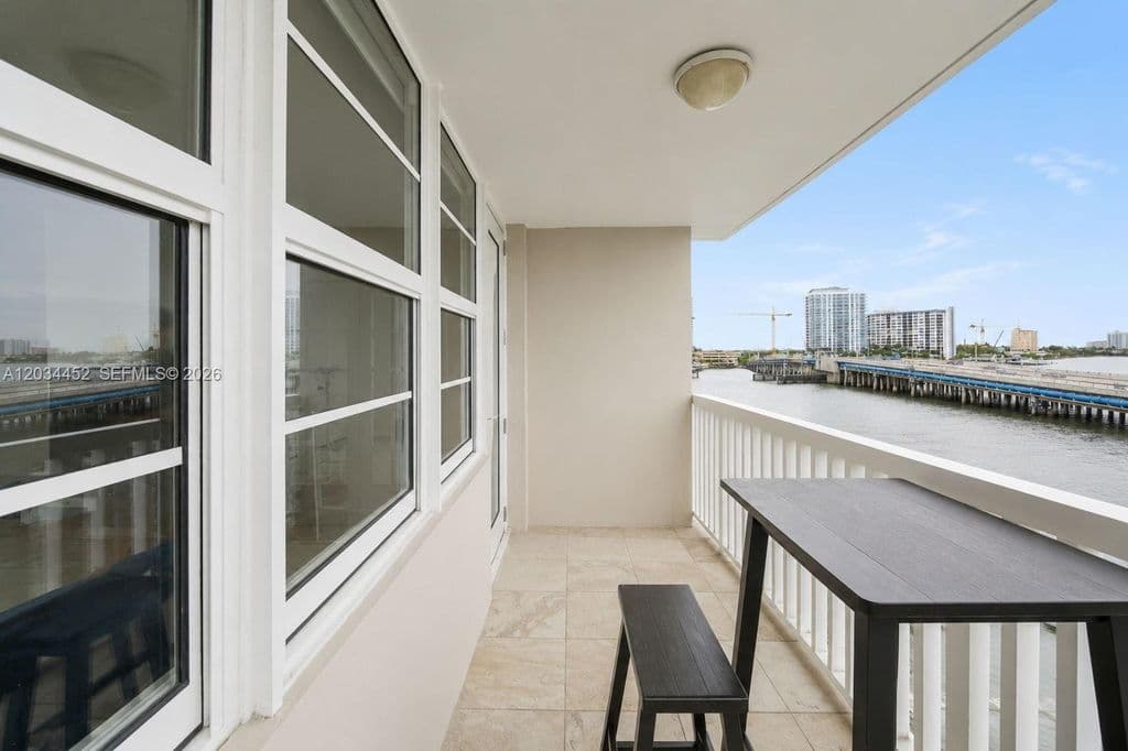 2+1 Condo — 2016 Bay Dr APT 504
