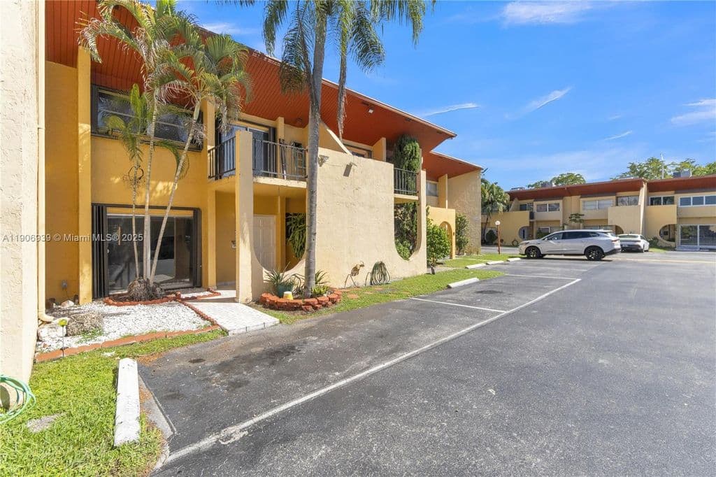 3-bedroom Property — 13715 SW 84th St APT F