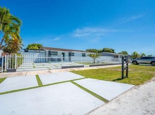 4-bedroom Single-Family Home — 11851 SW 181st St, Miami, 33177