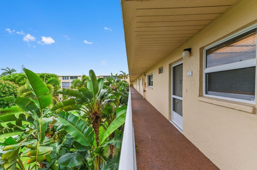 2+1 Condo — 2615 NE 3rd Court #3170