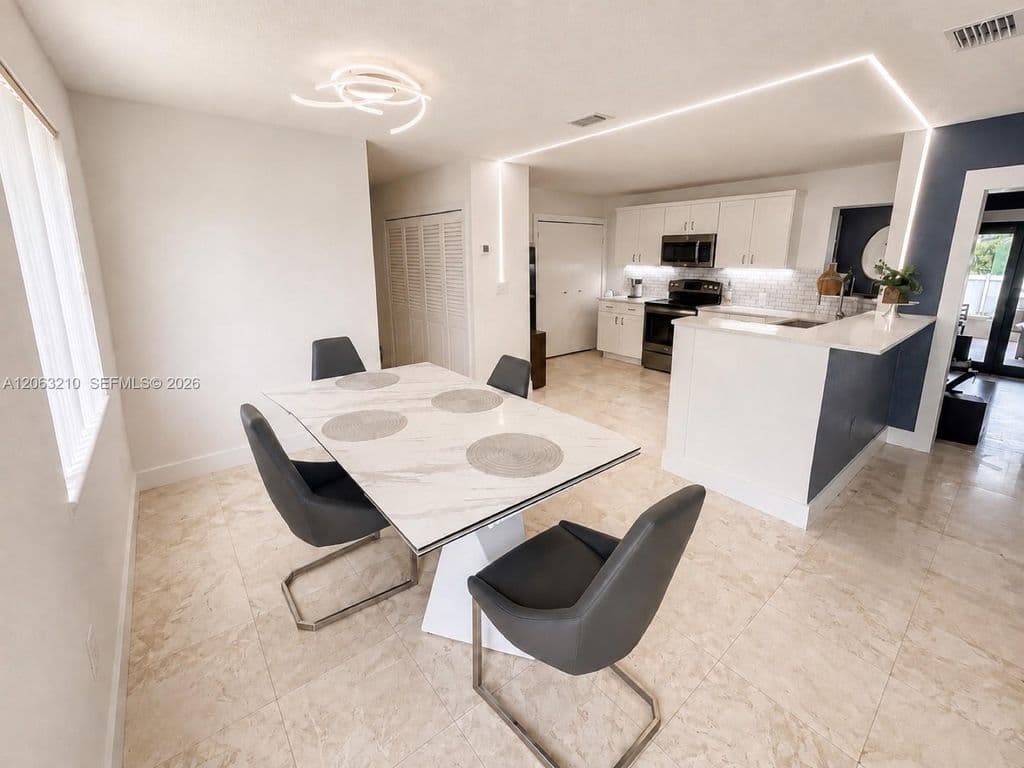 5+1 Müstakil ev — 18150 NW 82nd Ave