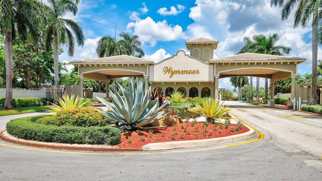 3+1 Condo — 4801 Martinique Pl APT H1