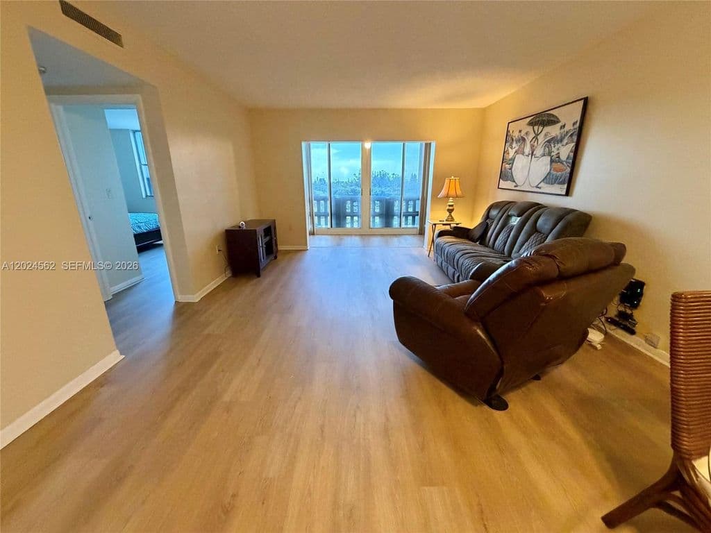 1+1 Condo — 4001 Hillcrest Dr APT 609
