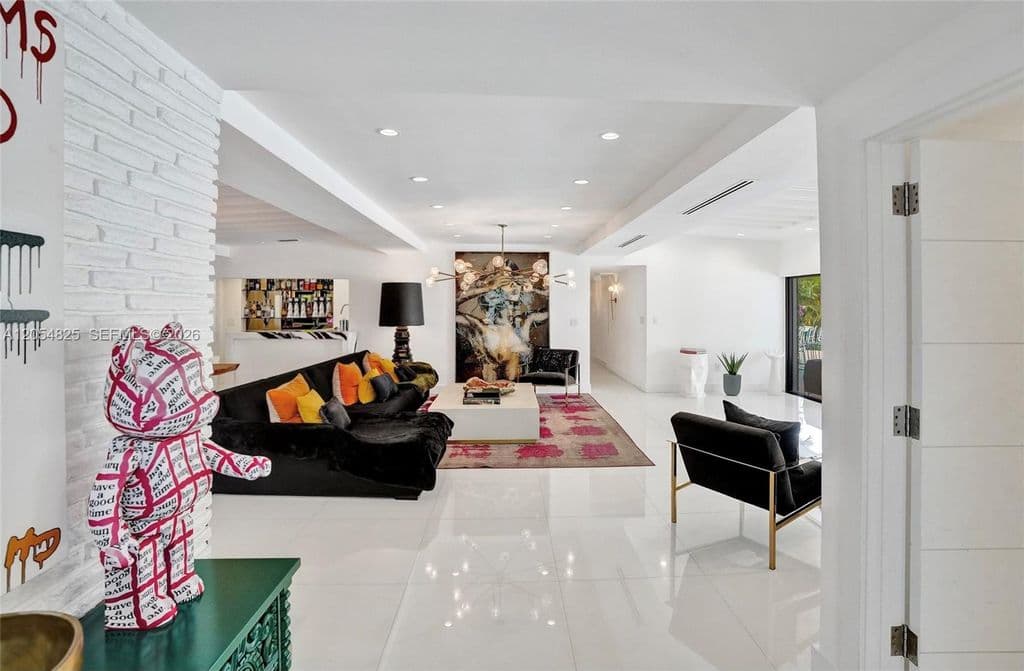 5-bedroom Single-Family Home — 19130 NE 21st Ave