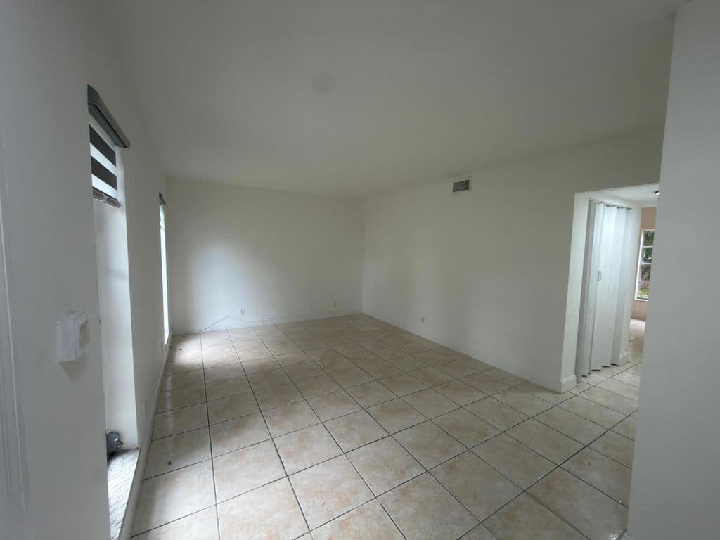 3-bedroom Property — 6583 Boulevard Of Champions
