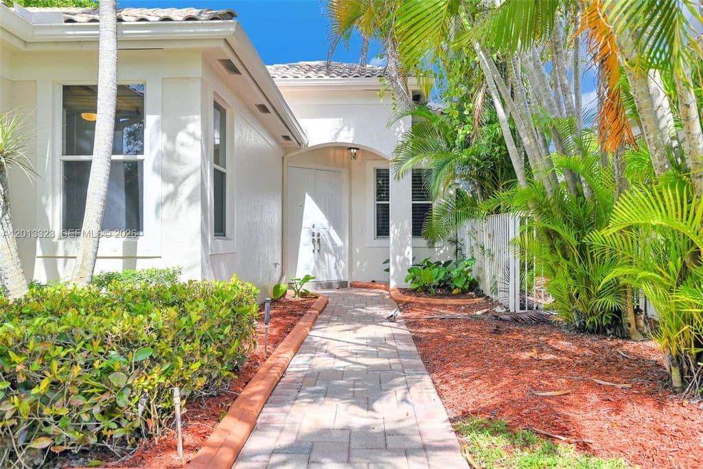 3-bedroom Single-Family Home — 2553 Bay Pointe Dr
