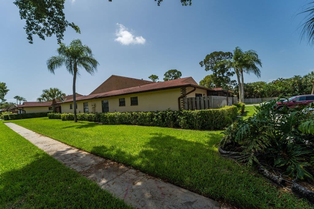 2-bedroom Single-Family Home — 4413 Woodstock Drive #A