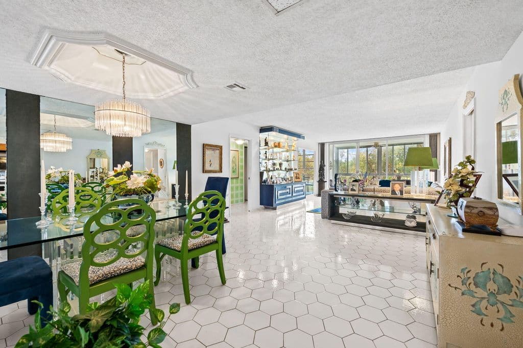 3-bedroom Condo — 3960 Oaks Clubhouse Drive #304