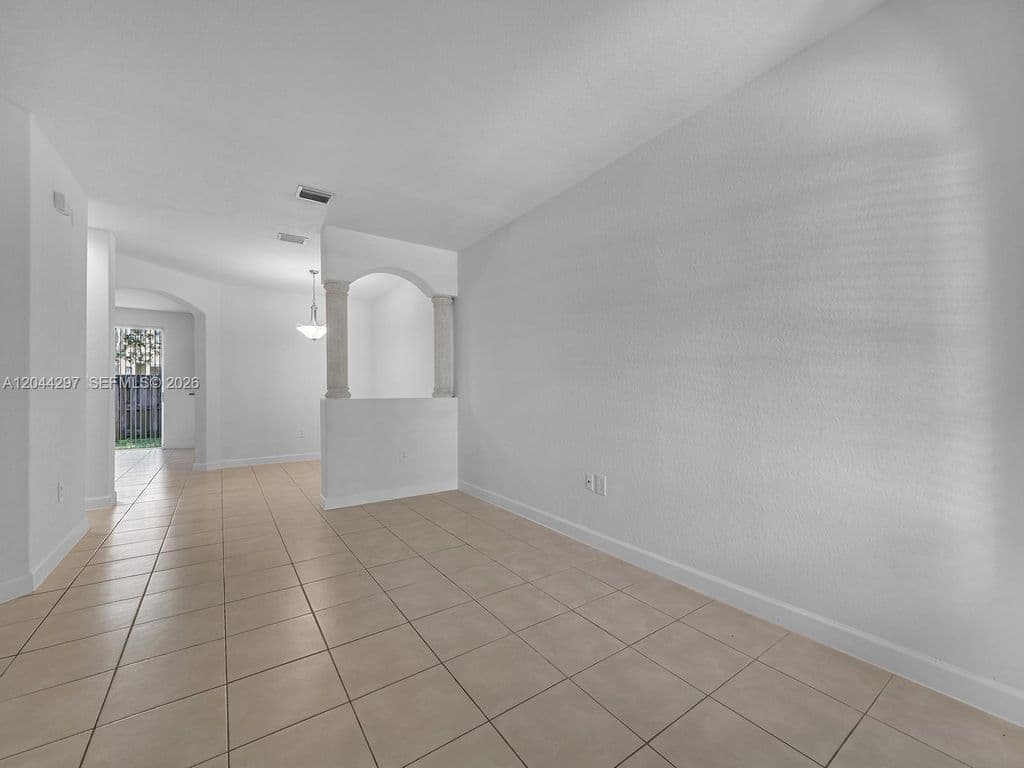 4+1 Mülk — 2482 SE 15th Ct