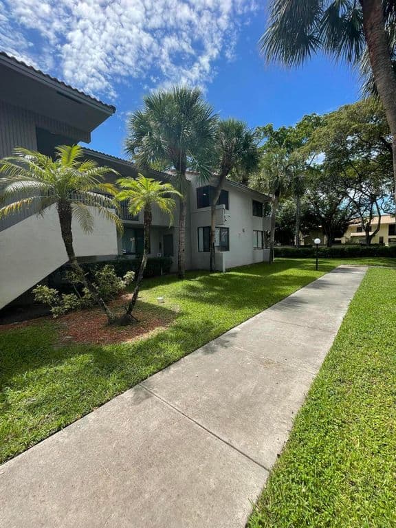 3+1 Condo — 9537 SW 1st Court