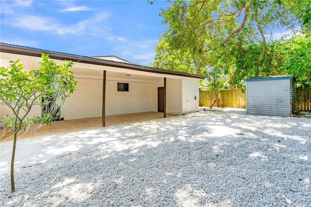 4+1 Müstakil ev — 3300 SW 40th Ave