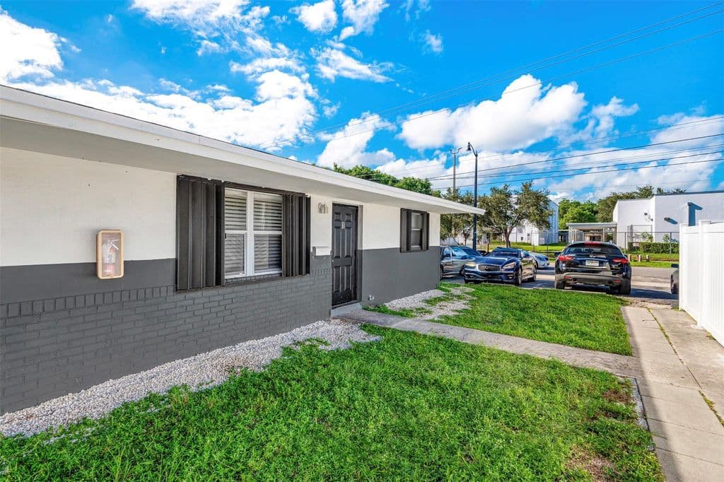 6+1 Mülk — 404 NE 4th Street