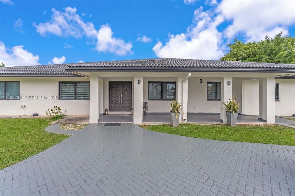 5+1 Müstakil ev — 551 SW 127th Ave