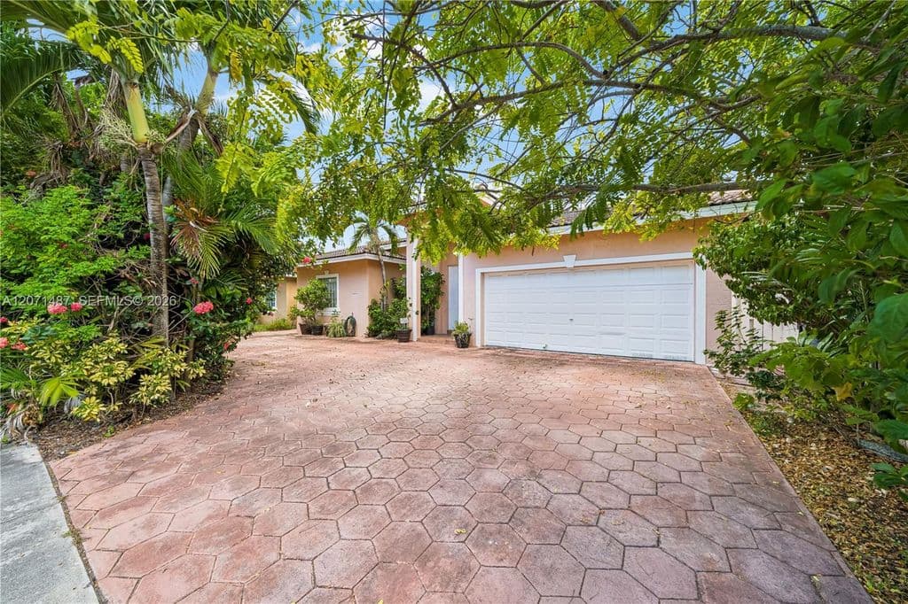 5-bedroom Single-Family Home — 1220 SW 139th Ave