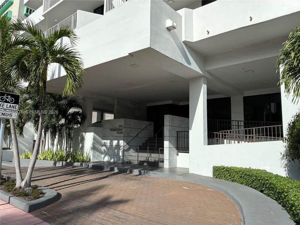 2+1 Condo — 4301 Collins Ave APT 402