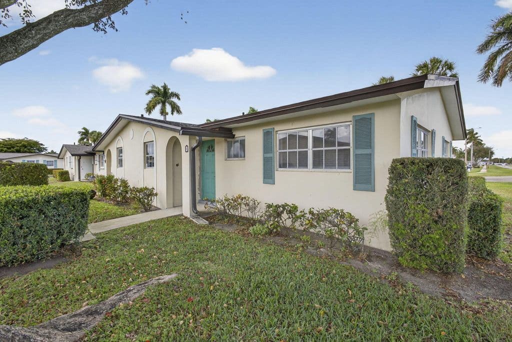 2+1 Condo — 2960 Ashley Drive E #D