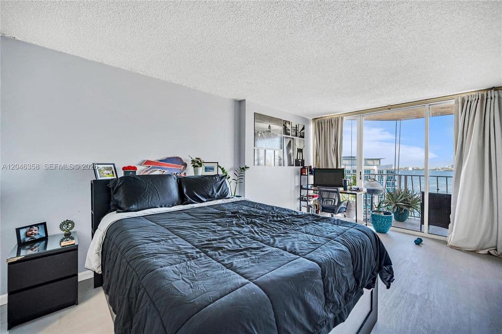 2+1 Condo — 7601 E Treasure Dr APT 2412
