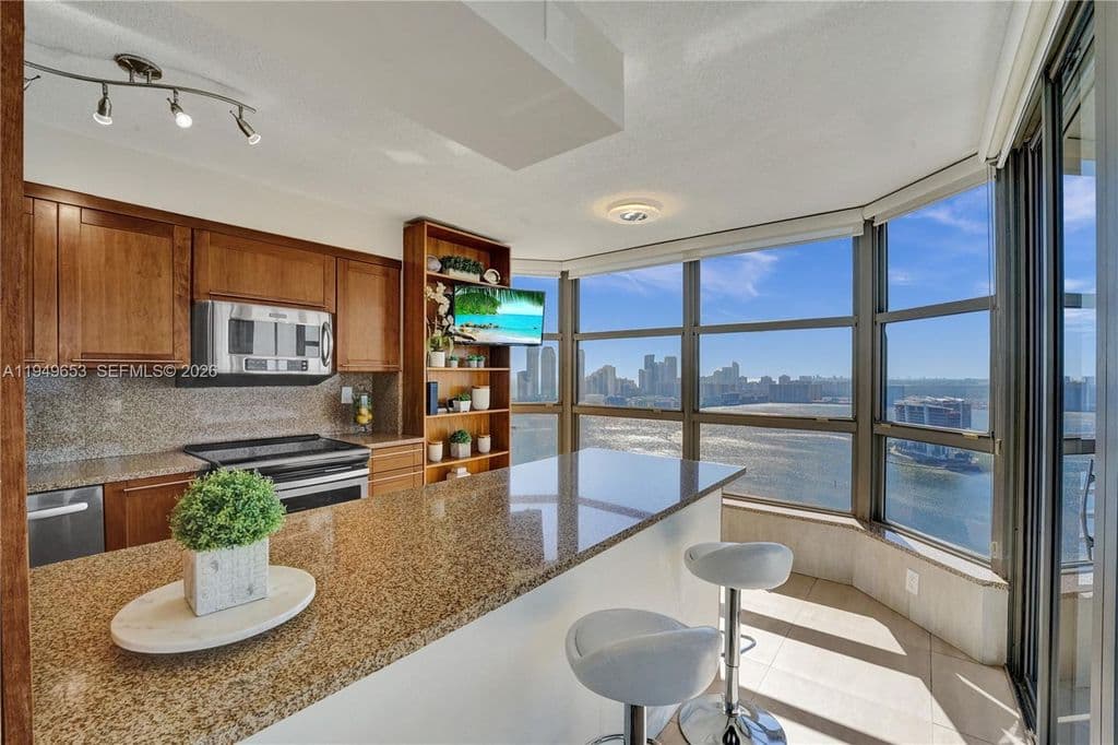 3-bedroom Condo — 3500 Mystic Pointe Dr APT 3601