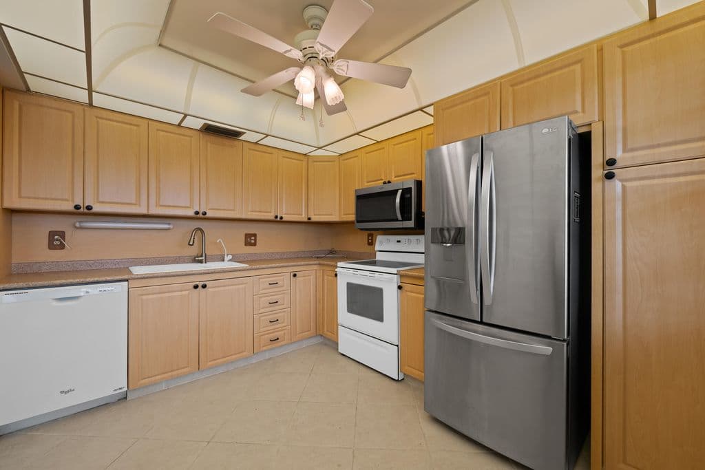 2+1 Condo — 2202 LUCAYA Bend #D4