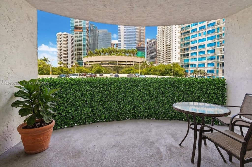 2-bedroom Condo — 1420 Brickell Bay Dr APT 206D