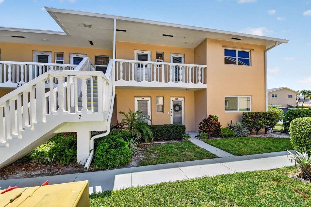 2+1 Condo — 2111 NE 1st Court #204