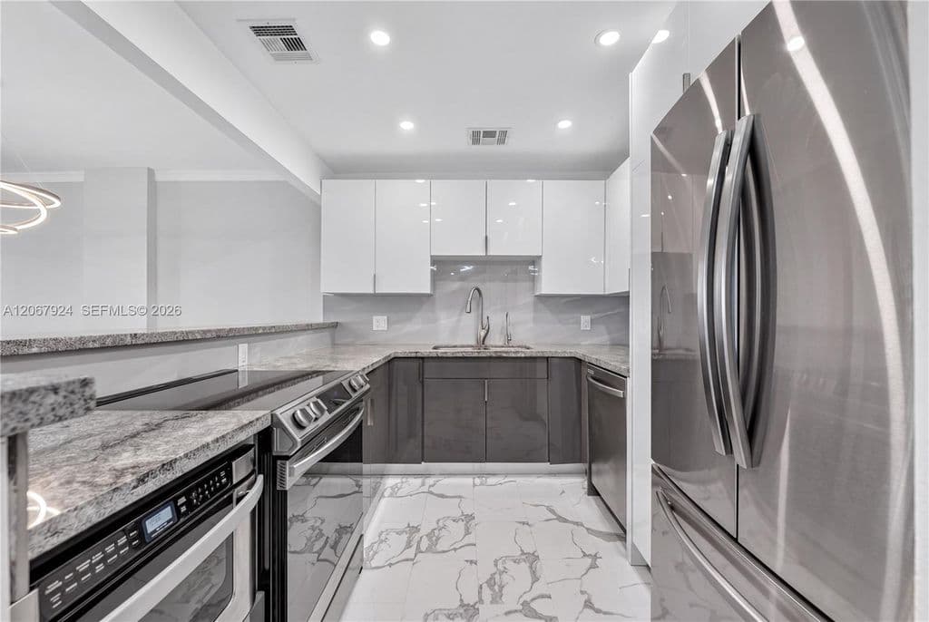1+1 Condo — 3800 S Ocean Dr APT 802