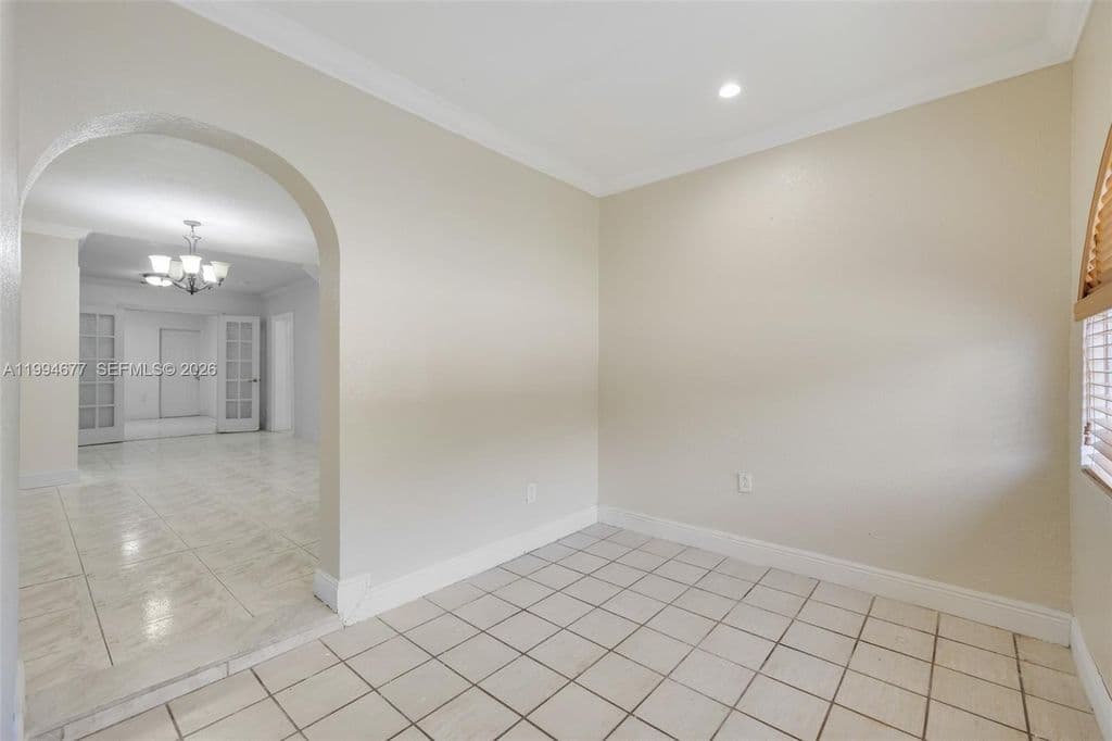 4+1 Müstakil ev — 674 W 23rd St