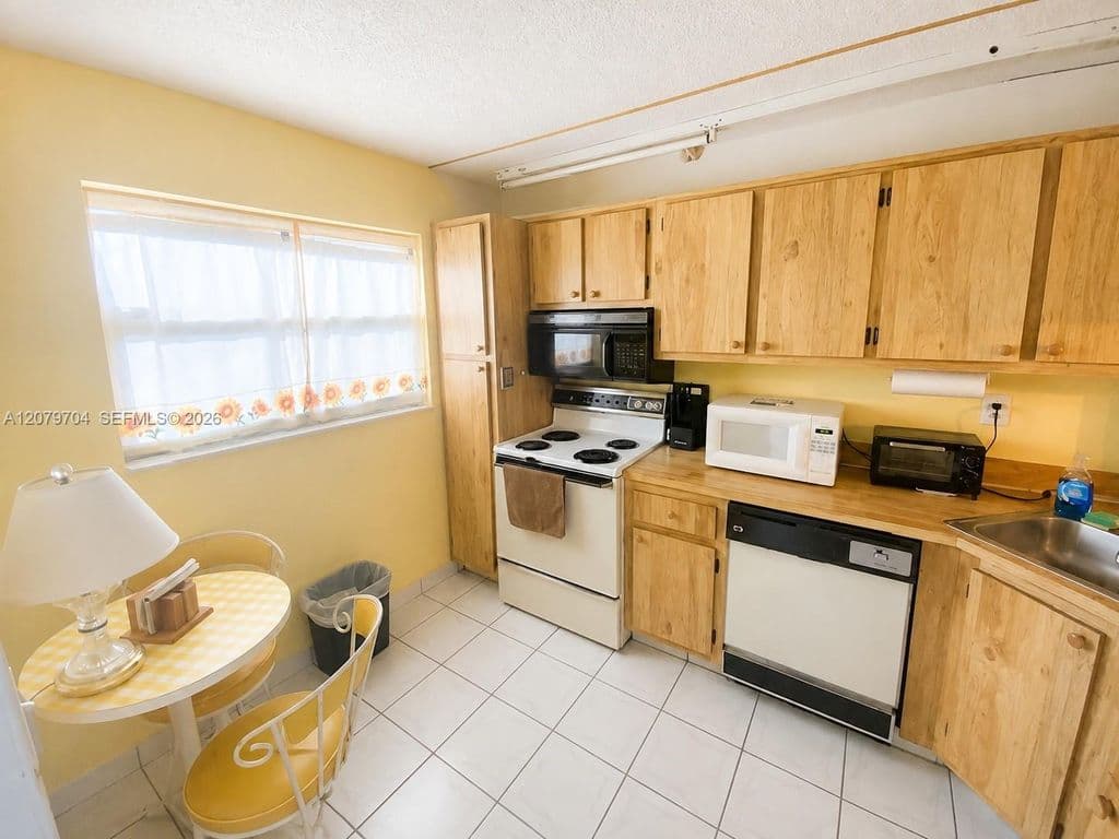 1-bedroom Condo — 1751 NW 75th Ave APT 303