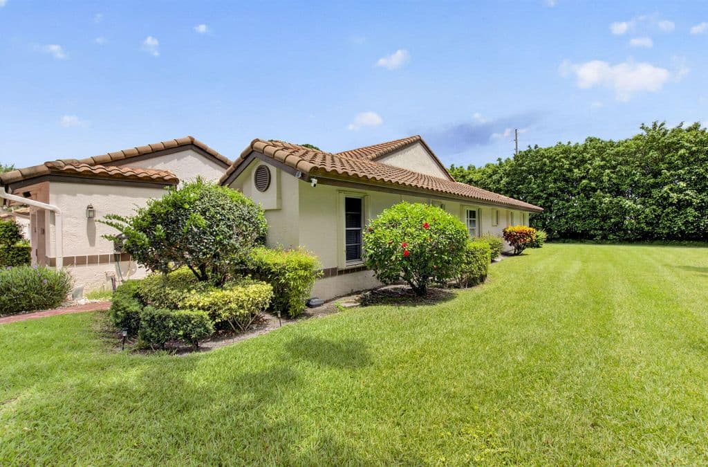 2-bedroom Condo — 6082 Waldwick Circle