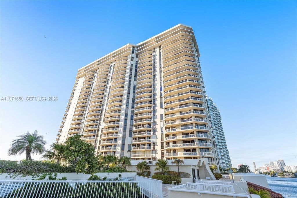 2-bedroom Condo — 20191 E Country Club Dr APT 510