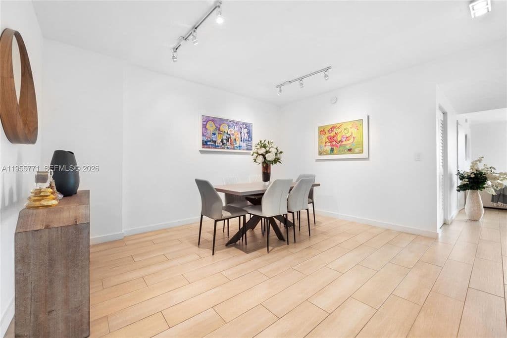 2+1 Condo — 1600 SW 1st Ave APT 707