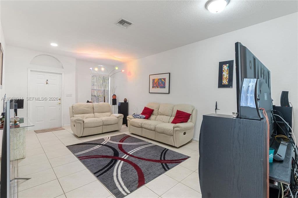 4+1 Mülk — 2883 SW 85th Ave #106